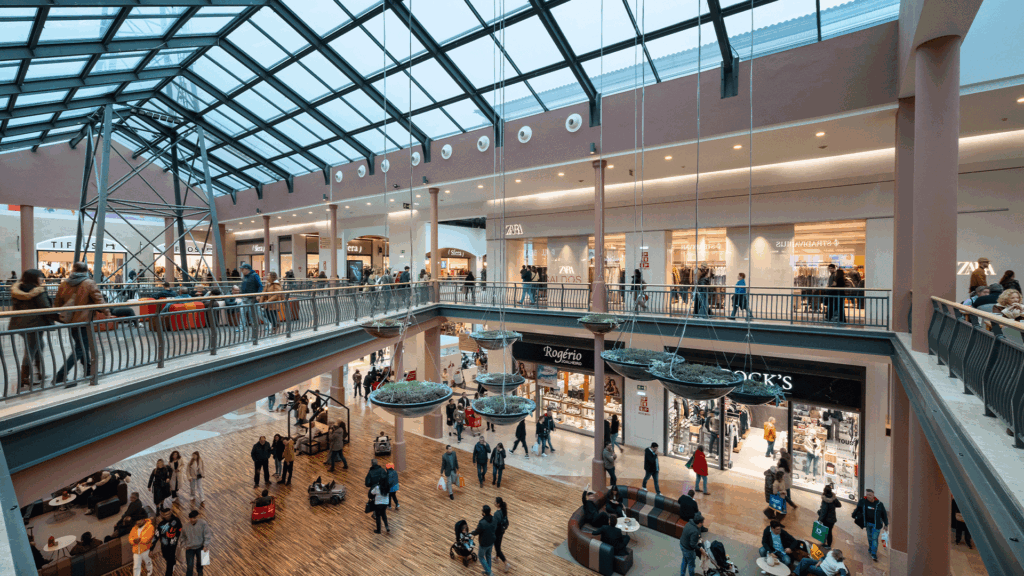 Imagem da Praça Quadrada do Forum Montijo, onde existem terrários