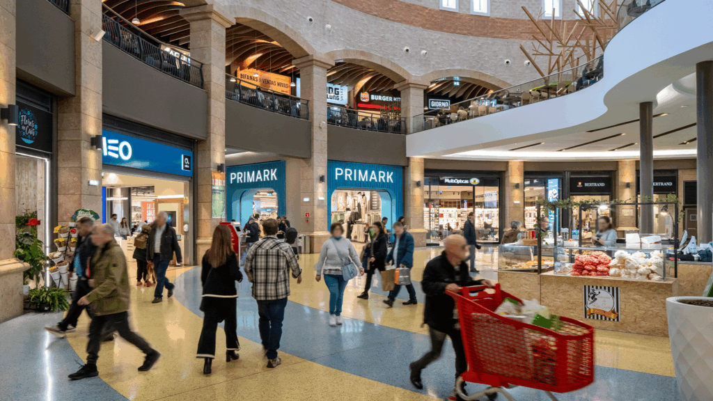 Imagem da Praça Redonda, com foco na loja Primark
