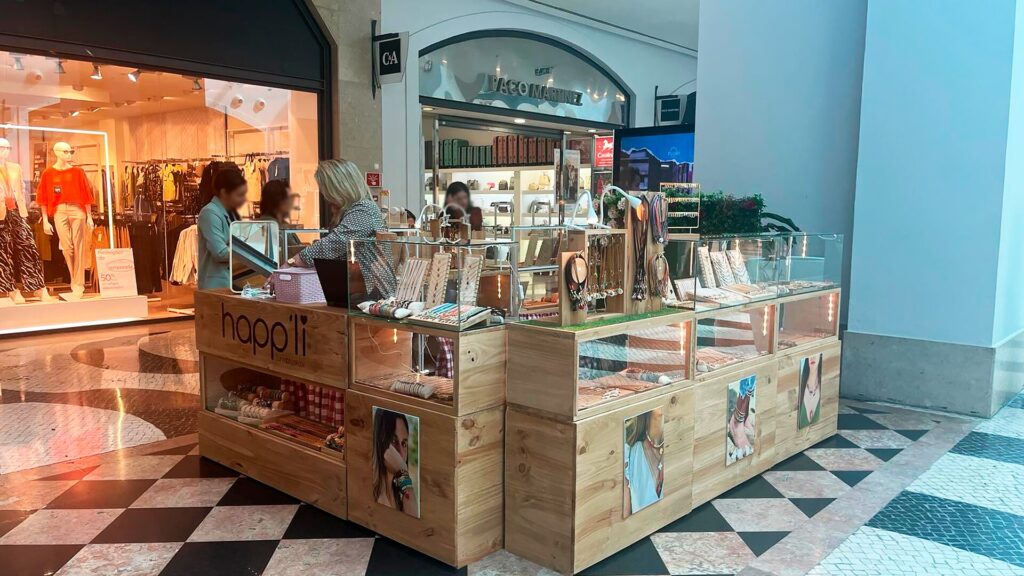 Imagem do stand da Happ'li, marca de acessórios de moda, no Forum Montijo