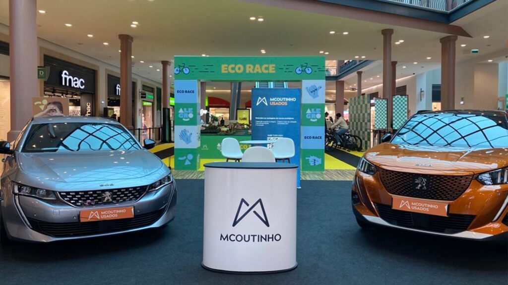 Imagem da exposição de dois automóveis da MCoutinho no Forum Montijo
