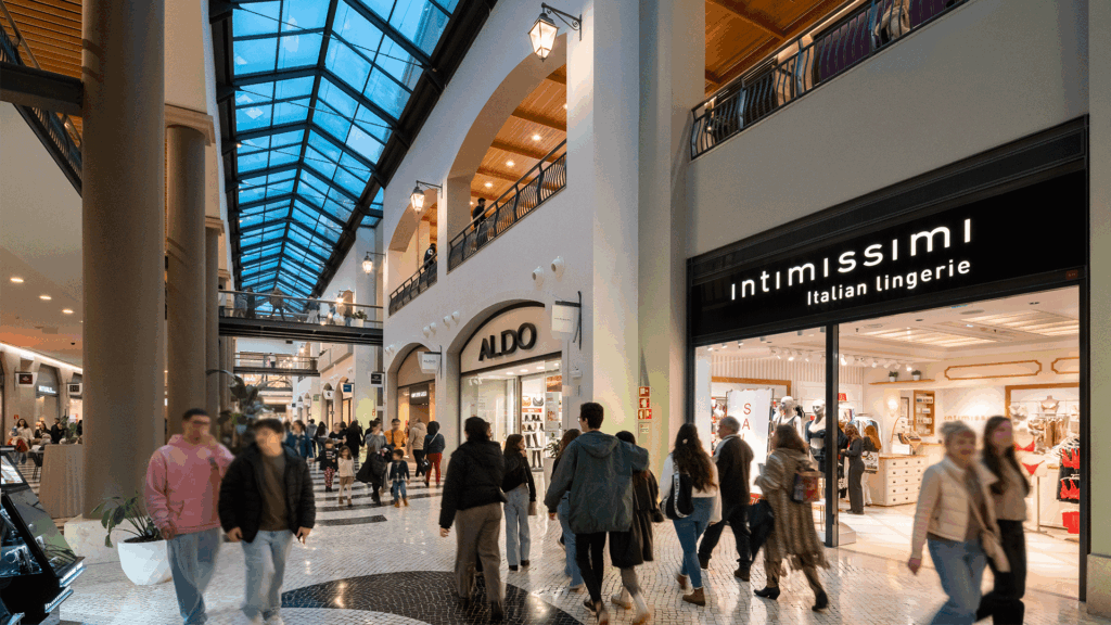 Imagem de várias lojas do piso 0 no Forum Montijo, com foco na Intimissimi